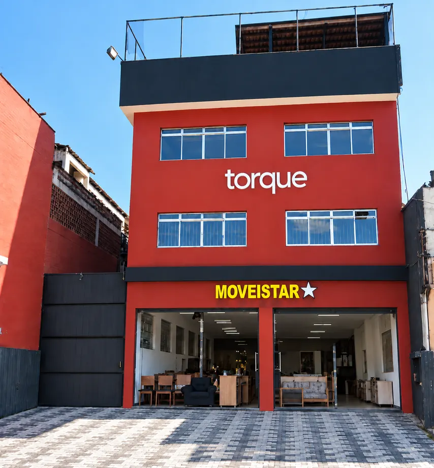 Vista frontal do prédio comercial na Avenida São Miguel