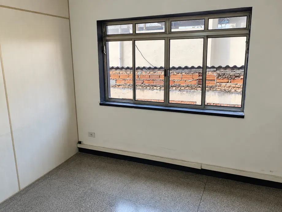 Sala de apoio iluminada por uma janela