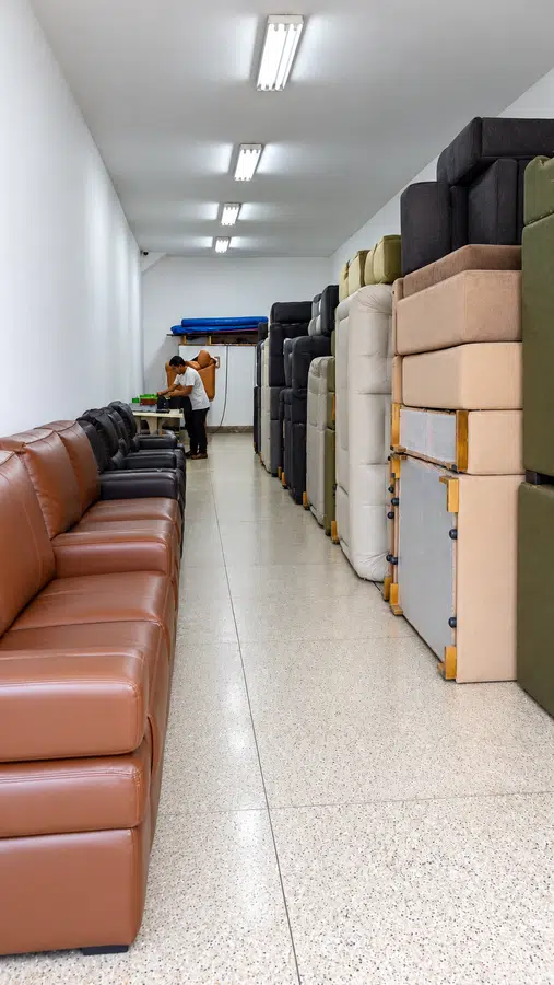 Área de estoque com sofás e estofados organizados