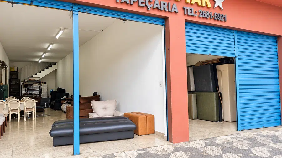 Loja com portas de aço azuis e áreas de exposição